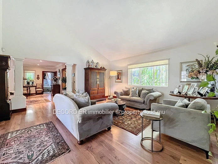 Magnifique villa à étage situé dans une résidence