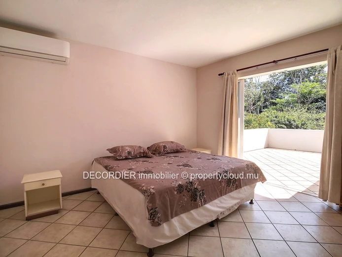 Belle maison avec piscine sur un grand terrain en face d'une rivière