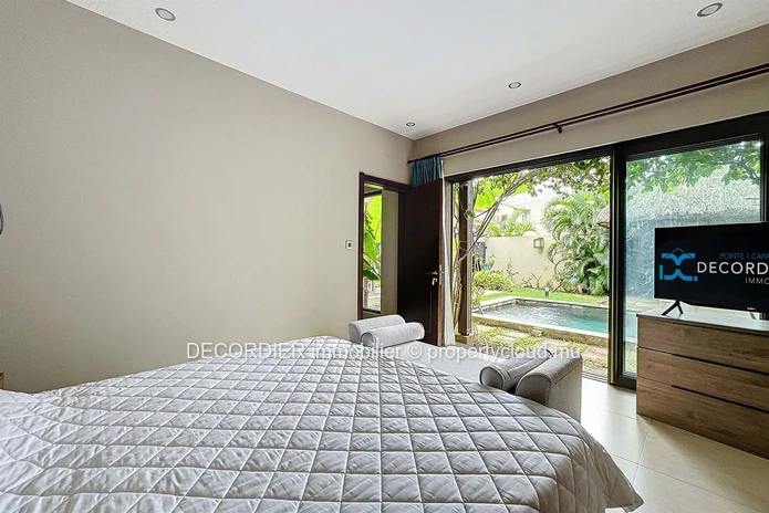 Contemporary villa in a secure residence