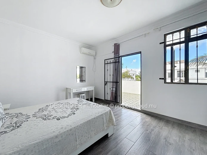 Beautiful Modern Villa – 230 m² in Pereybere – Secure Residence with Pool (Sole Mandate)