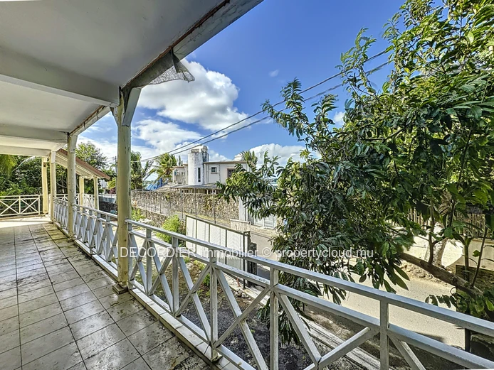 Maison coloniale à rénover avec vue mer au dernier étage (Mandat exclusif)