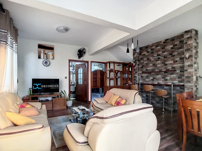 Pretty house on 2 levels with a swimming pool and a rooftop
