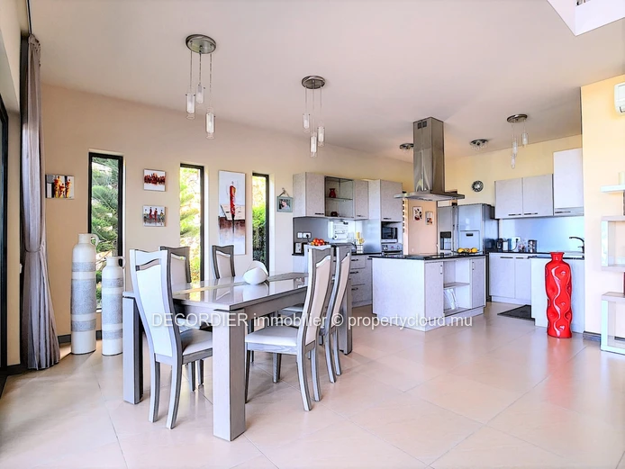 Grand Gaube, située dans un quartier résidentiel calme, splendide villa