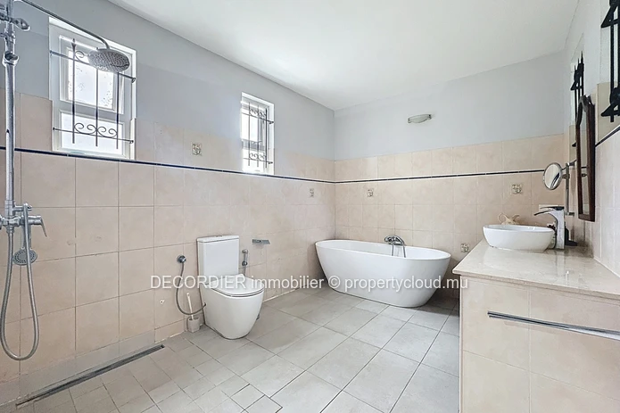 À Louer – Élégante maison de style colonial moderne avec piscine à Pointe aux Canonniers