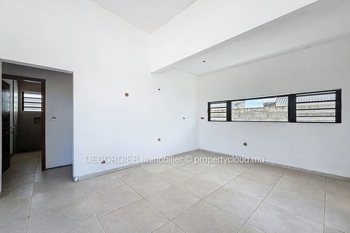 Villa contemporaine de plain-pied avec piscine