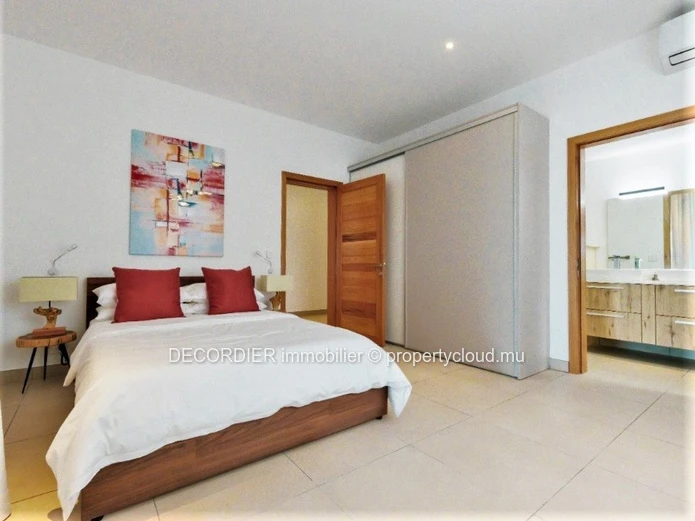 A vendre - Rivière Noire, appartement d'exception pieds dans l'eau avec permis de résident permanen