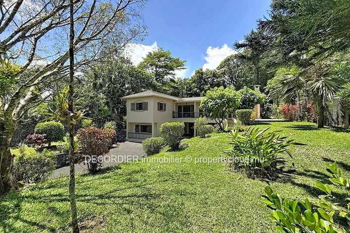 Elegant High-End Family Residence in the Heart of Floréal