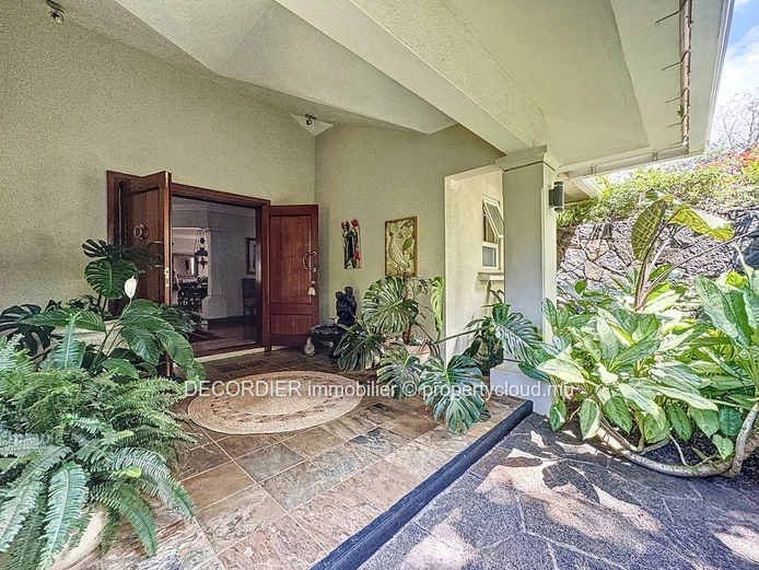 Magnifique villa à étage situé dans une résidence