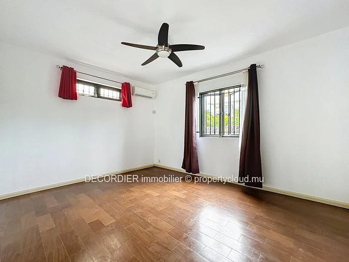 Opportunité unique : maison avec appartements, studio et vue sur mer !