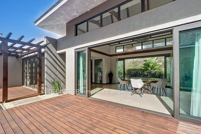 Villa contemporaine située dans une résidence sécurisée, accessible aux étrangers