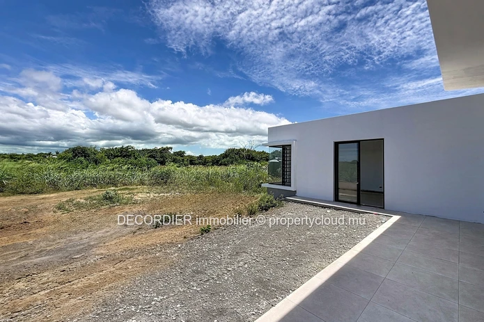 Villa contemporaine de plain-pied avec piscine