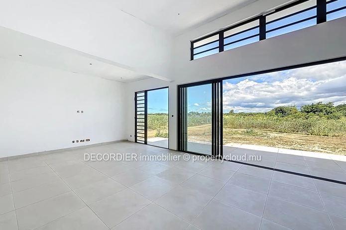 Villa contemporaine de plain-pied avec piscine