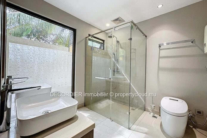 Contemporary villa in a secure residence