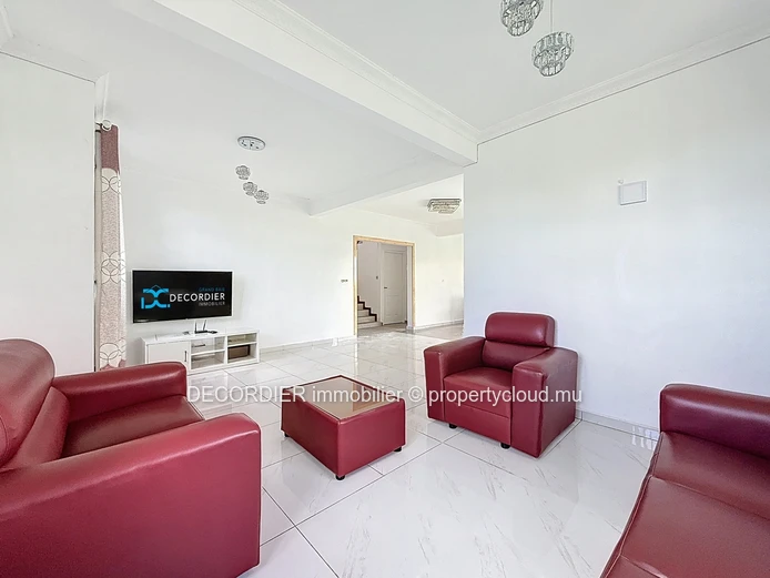 Beautiful Modern Villa – 230 m² in Pereybere – Secure Residence with Pool (Sole Mandate)