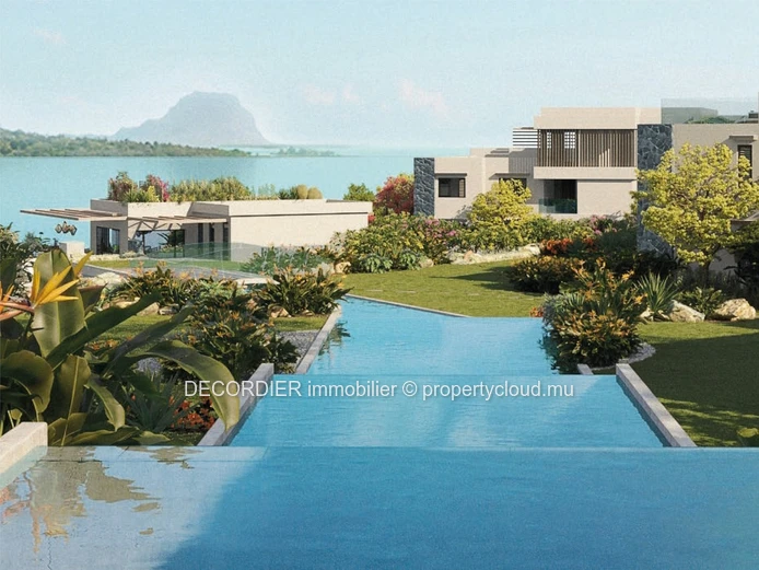 Sea view, very high standard flat, right on the water, open to foreign buyers.
