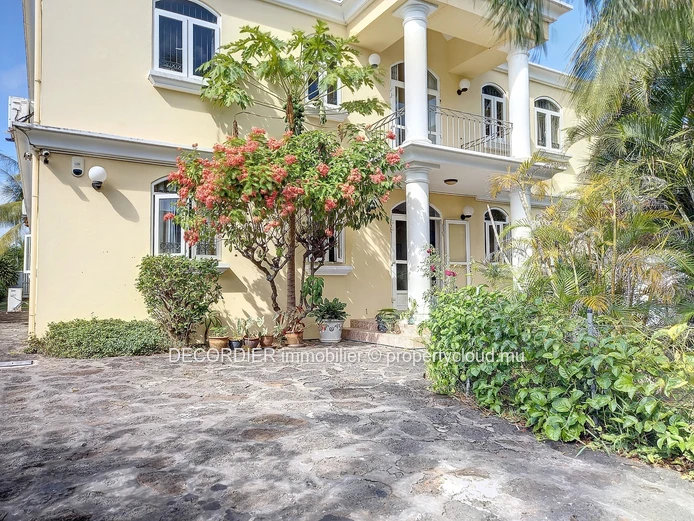 Grande maison meublée avec piscine et dépendance