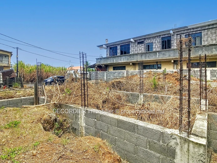 Residential land on the roadside