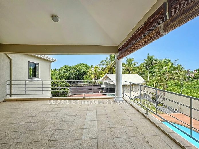 Opportunité unique : maison avec appartements, studio et vue sur mer !
