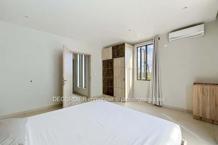 Modern duplex with private swimming pool (Sole Mandate)