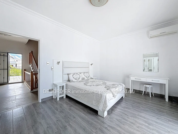 Beautiful Modern Villa – 230 m² in Pereybere – Secure Residence with Pool (Sole Mandate)