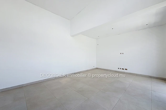 Villa contemporaine de plain-pied avec piscine