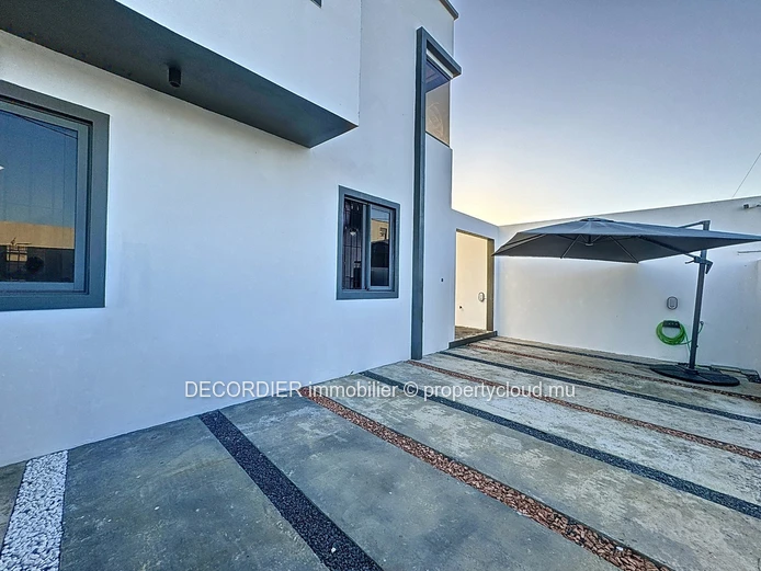 Large detached house with swimming pool
