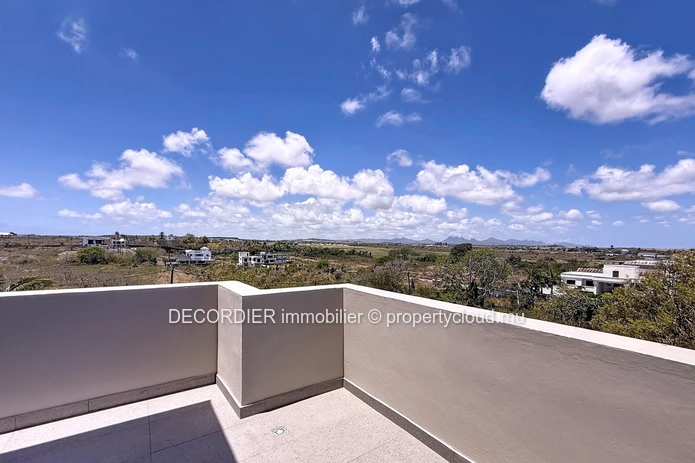 Penthouse situé dans un complexe avec ascenceur et piscine commune