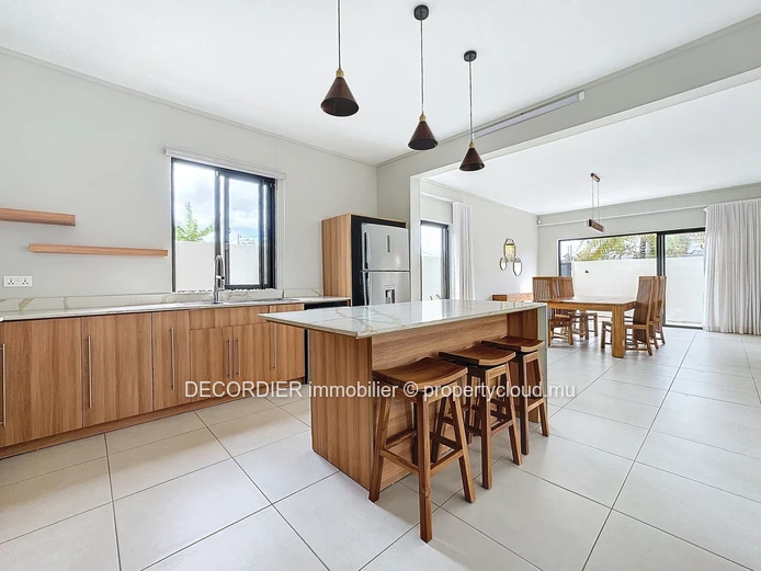Maison moderne et fonctionnel avec piscine