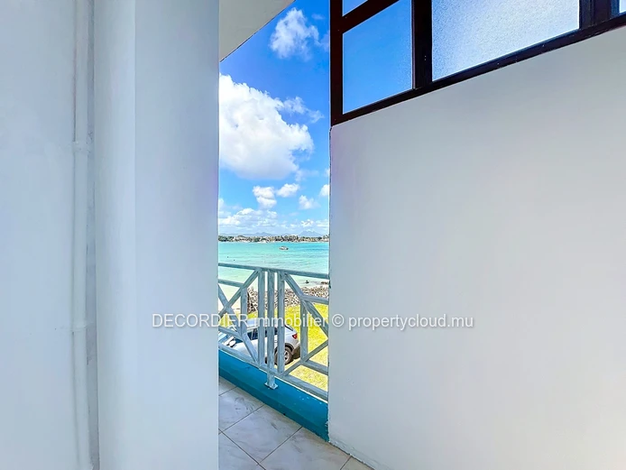 Ideal house on the seafront with private beach