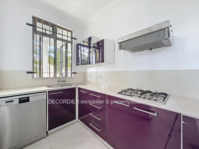 Beautiful Modern Villa – 230 m² in Pereybere – Secure Residence with Pool (Sole Mandate)