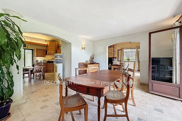Elegant High-End Family Residence in the Heart of Floréal