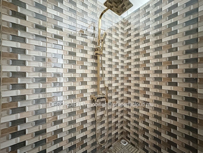 Maison à étage de 4 chambres avec piscine