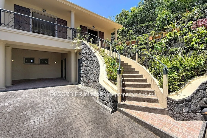 Elegant High-End Family Residence in the Heart of Floréal