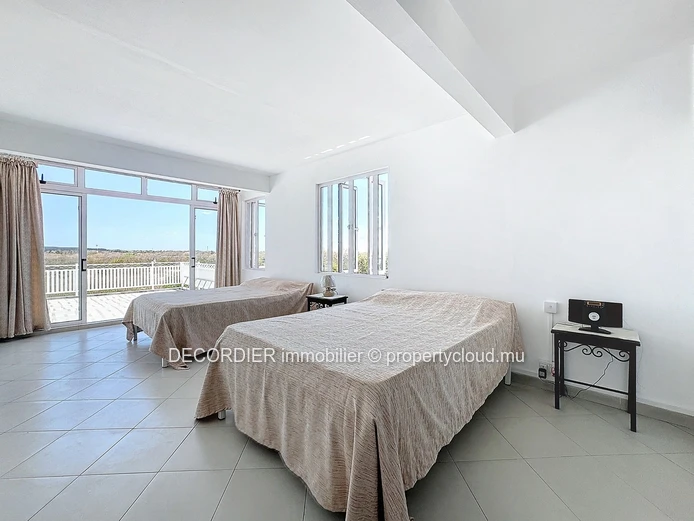 Spacious 300 m² house in quiet neighborhood