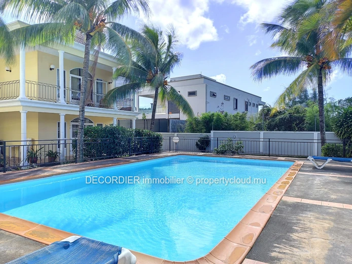 Grande maison meublée avec piscine et dépendance