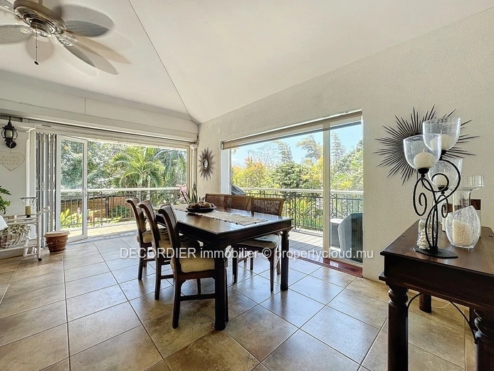 Magnifique villa à étage situé dans une résidence