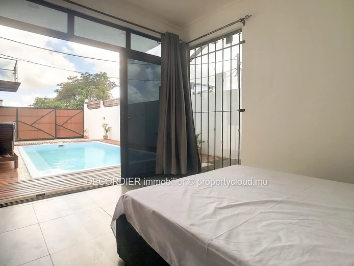 Belle maison moderne avec une piscine et un grand rooftop