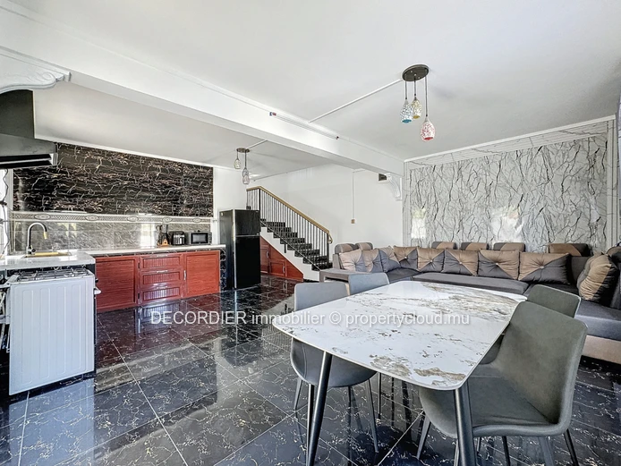 Maison à étage de 4 chambres avec piscine