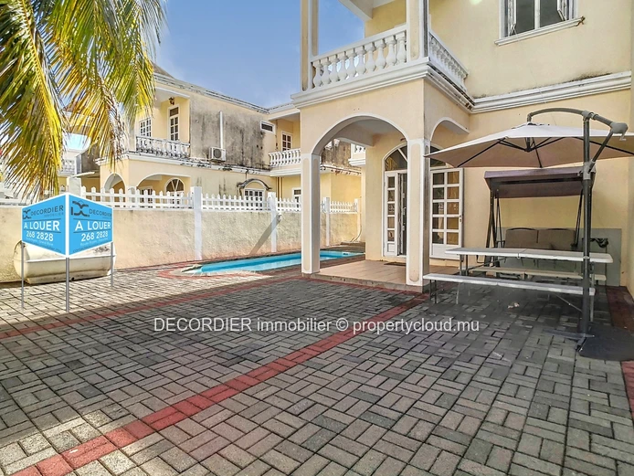 House in a secure residence with private pool