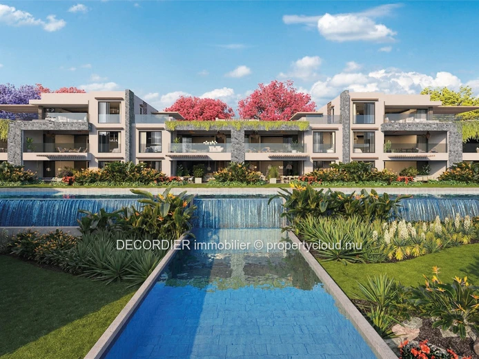 Sea view, very high standard flat, right on the water, open to foreign buyers.