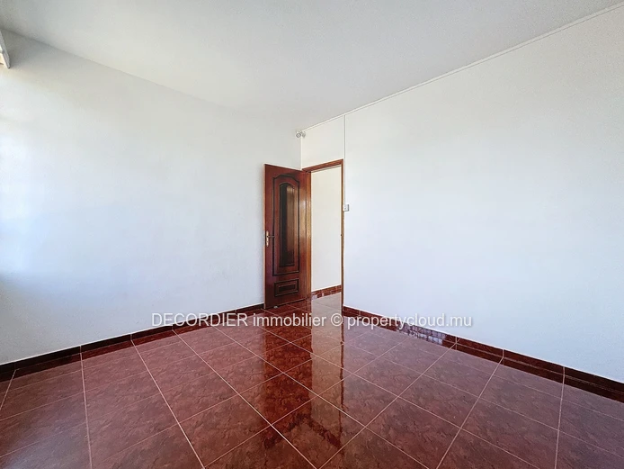 Spacious 300 m² house in quiet neighborhood