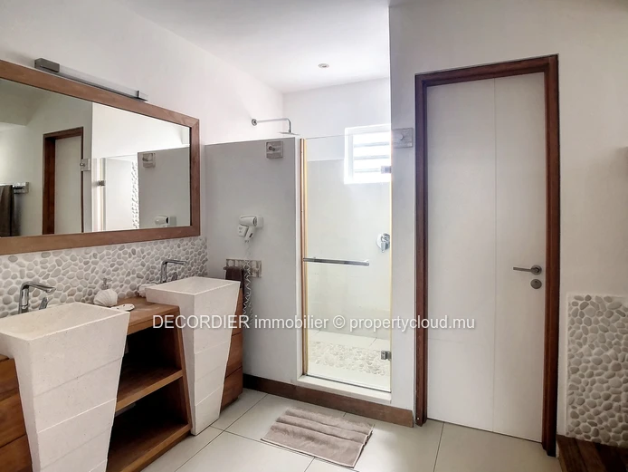 Ground floor apartment in front of the sea