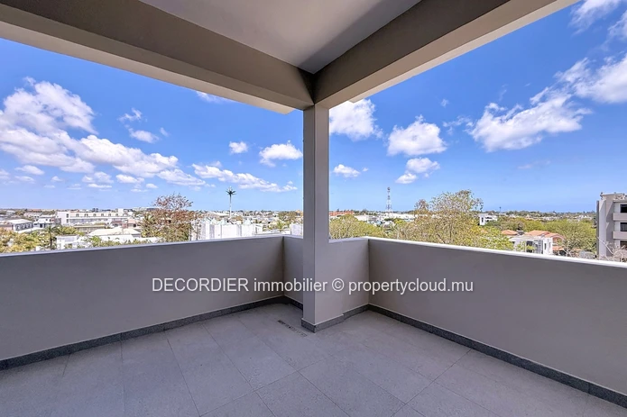 Penthouse situé dans un complexe avec ascenceur et piscine commune