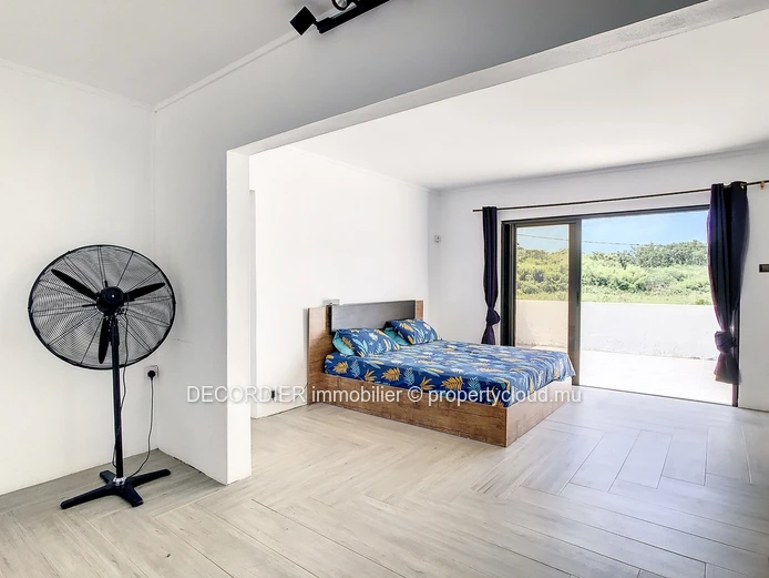 Grande maison individuelle avec quelques finitions à prévoir.