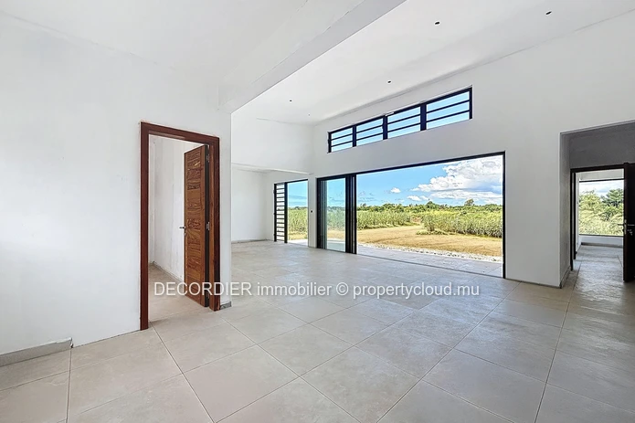 Villa contemporaine de plain-pied avec piscine
