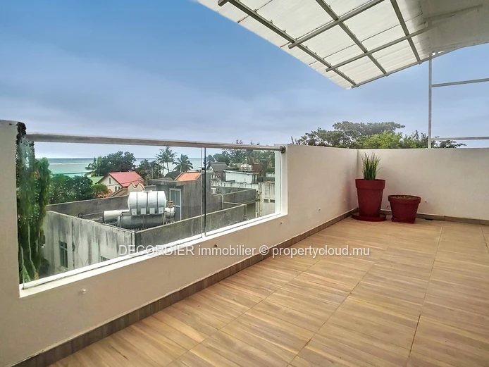Penthouse located in a secure residence with a sea view rooftop