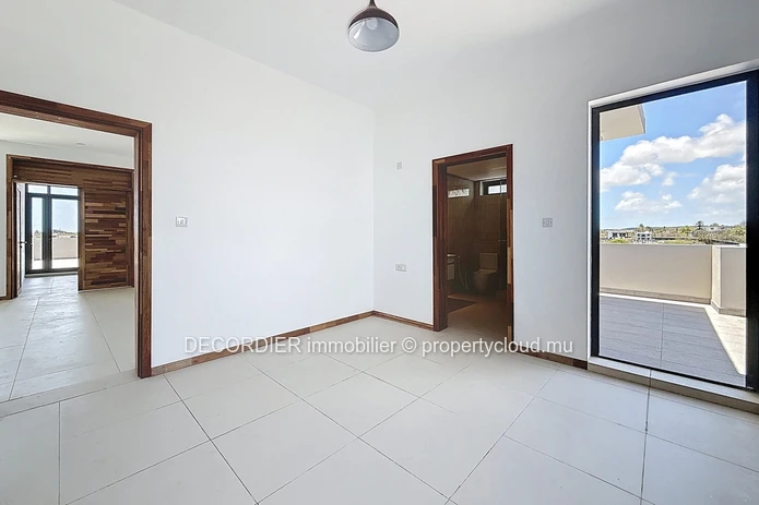 Penthouse situé dans un complexe avec ascenceur et piscine commune