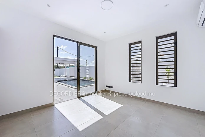 Superbe villa neuve avec piscine