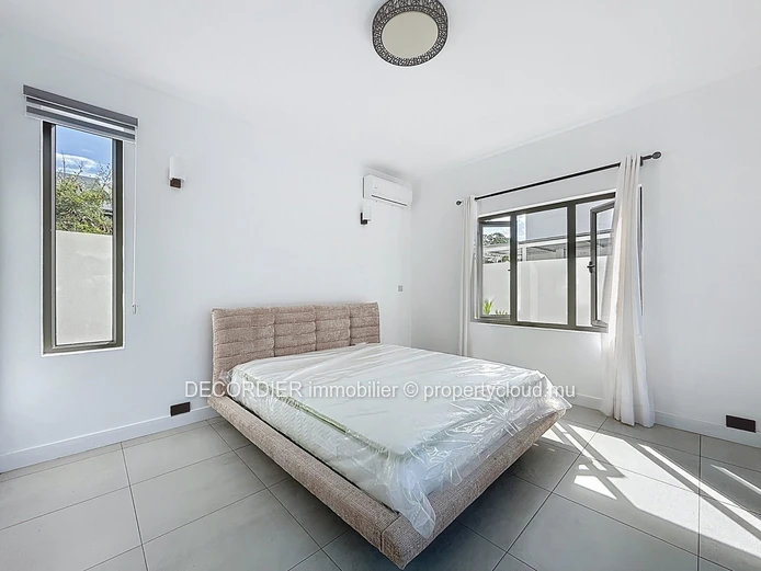 Stunning new house with swimming pool and garden