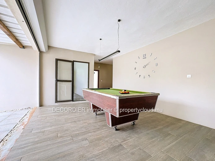 Grande maison moderne avec piscine et un grand jardin